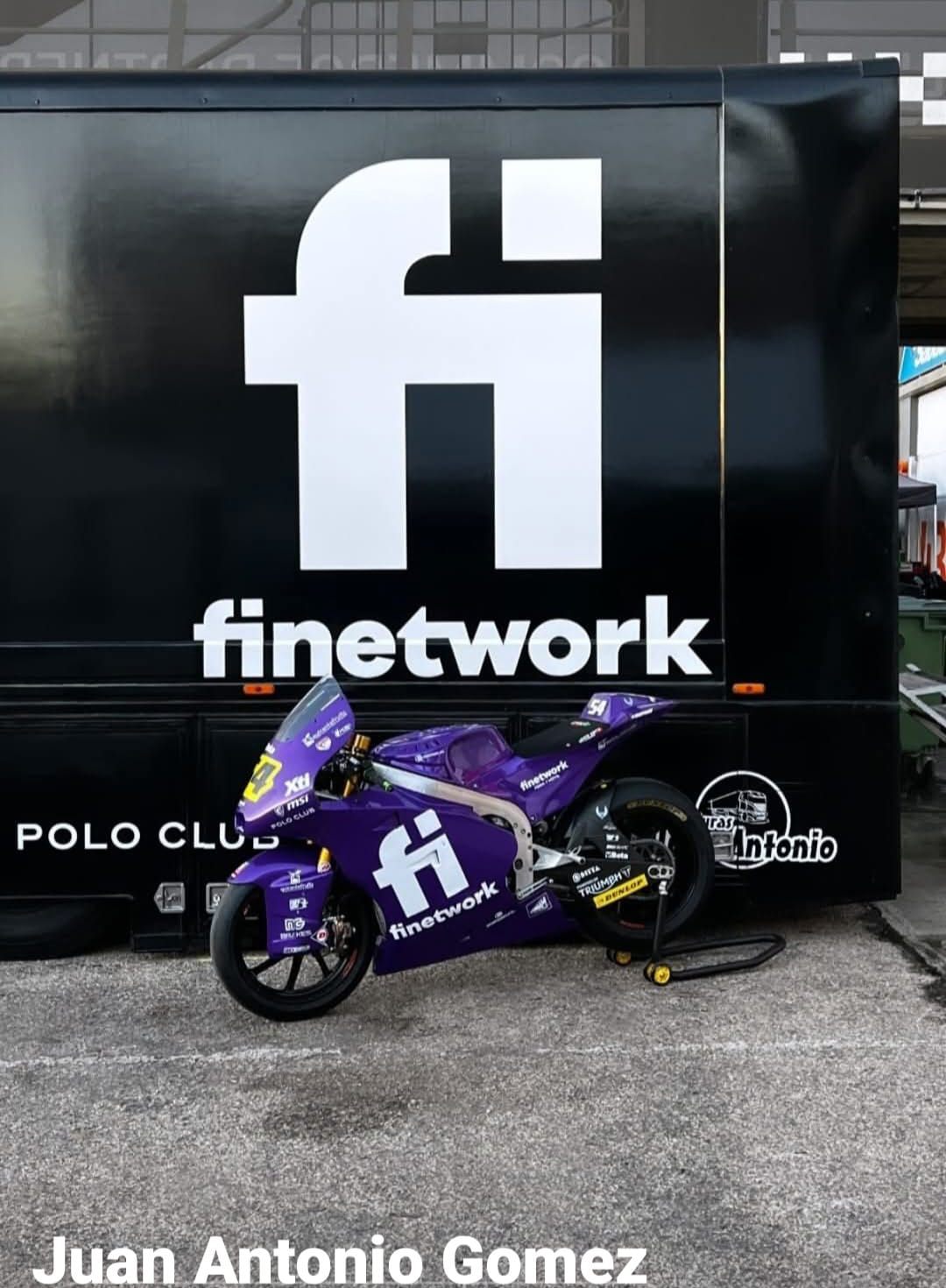 El logotipo de Pinturas Juan Antonio, pintado sobre el lateral negro de un tráiler de competición