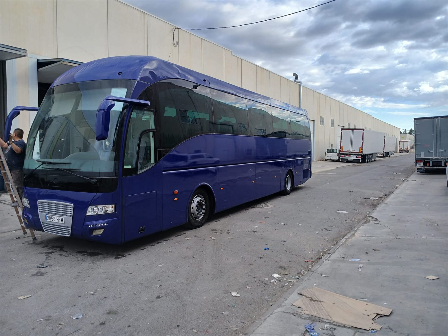 Autocar azul marino recién pintado