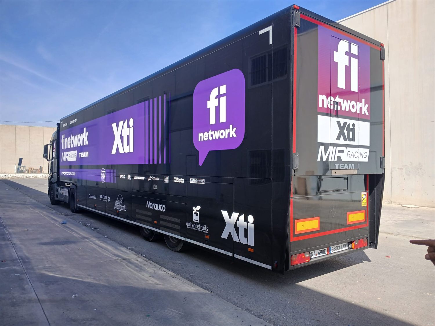 Tráiler de competición en negro y violeta